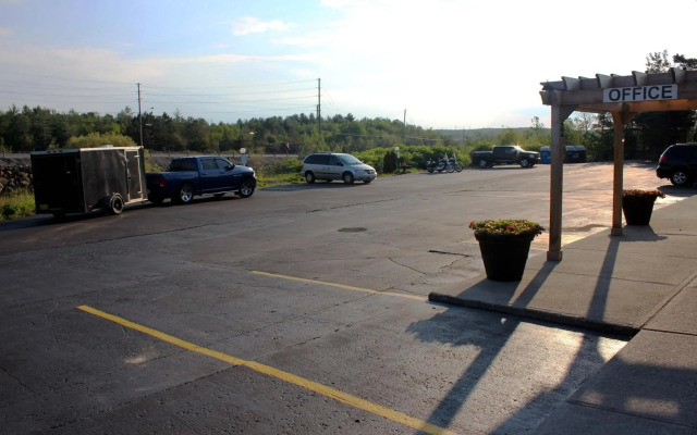 Moonlight Inn and Suites