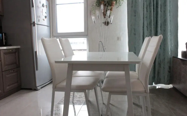 Apartment on Kamyshovaya 41, apt 19