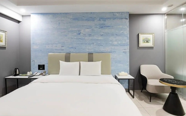 Hotel The One