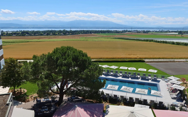 Everness Hotel & Resort