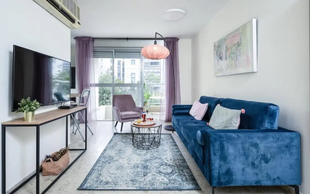 Apt with Balcony In the Heart of TLV