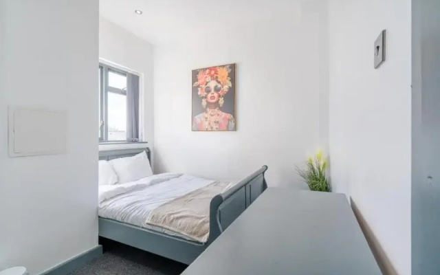 Sheffield 4 Bed Home by Broomhill Village
