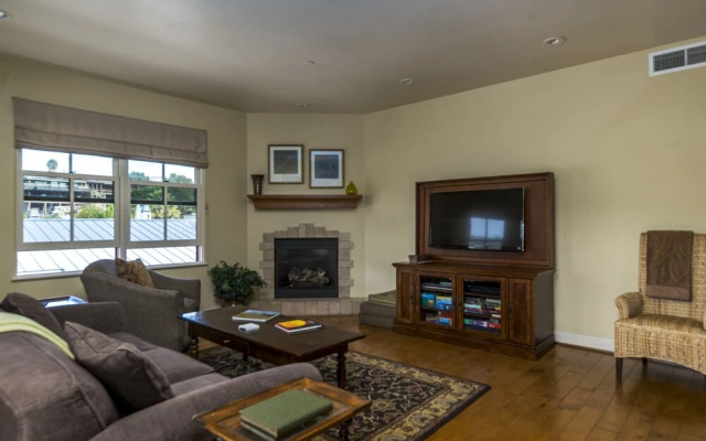 28 San Miguel 1 Bedroom Condo by Redawning