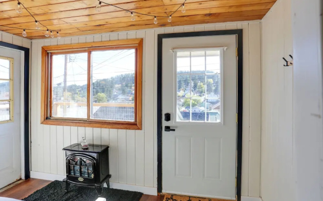 Centrally-located Mountain Getaway in Lead!
