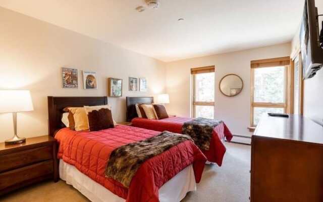 Treetops Condo Short Walk to Base of Eagle Bahn Gondola by RedAwning