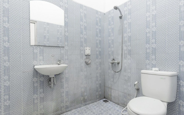 RedDoorz @ Kings Hotel near CSB Mall