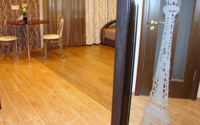 Kvartira-studio na prospekte Aleksandra Polia "Parizh" (Studio apartment on Oleksandra Polia "Paris")