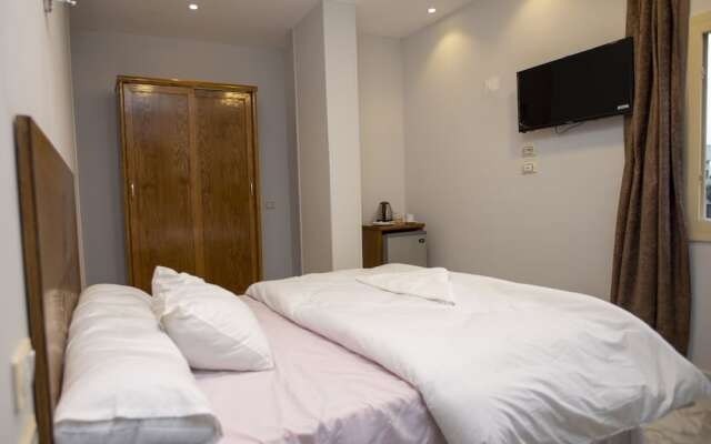 Life Pyramids Inn