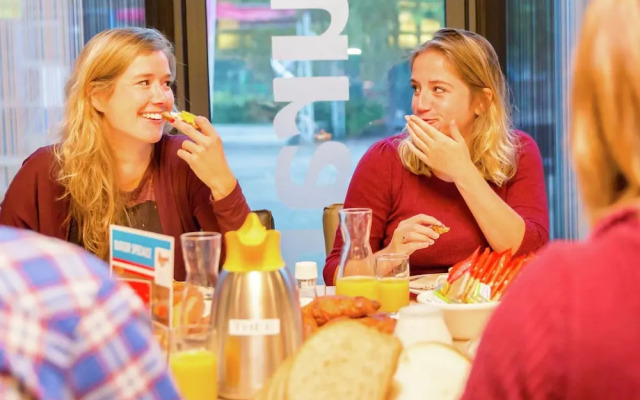 Restyled House with 5 Bathrooms near Vrachelse Heide