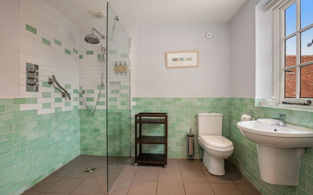Castle of Comfort Hotel & Restaurant