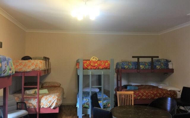 Snow Gate Motel and Apartments