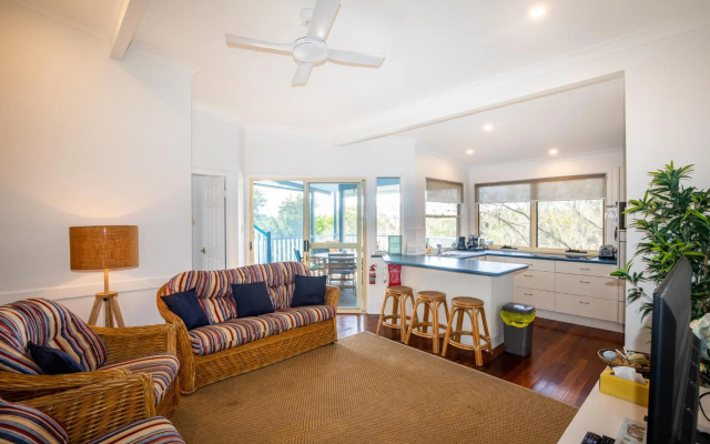 The Blue House - 100M TO BEACH, PET FRIENDLY, BIG HOUSE, SLEEPS 8 – Guest Rooms – Point Lookout