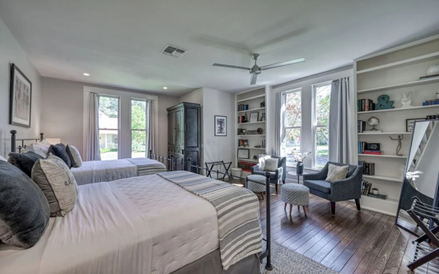 Modern Luxurious Home-w/game Room and Firepit!