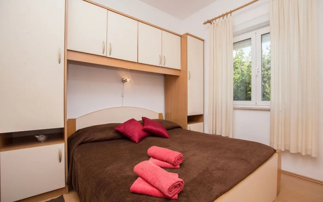 Apartments and Room Thea