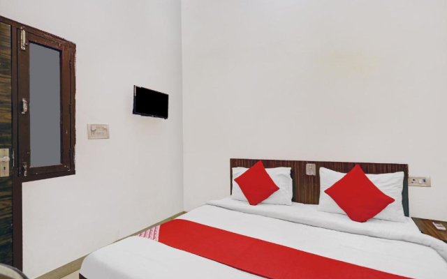 OYO Hotel Prince Near Haiderpur Metro Station