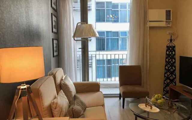 Cozy Pad in Heart of Makati HiSpeed WiFi