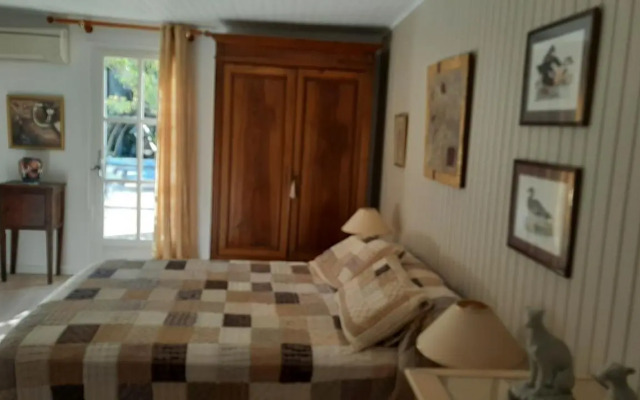 maison en pierre dans un écrin de verdure