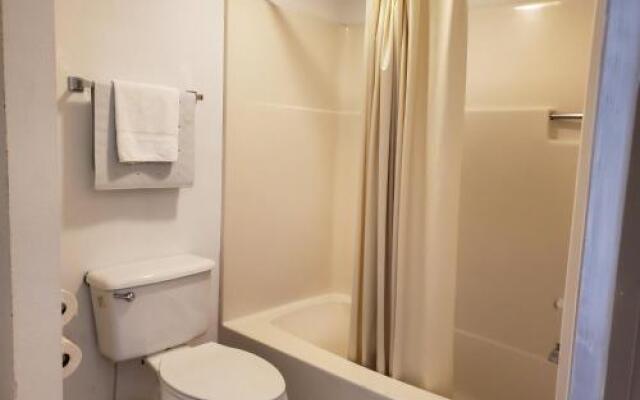 Colonial House Motel