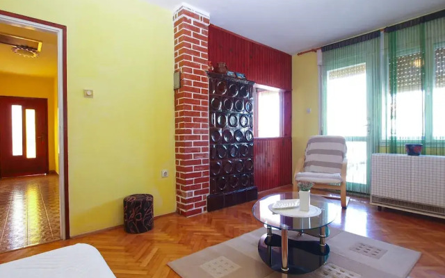 Apartment 686