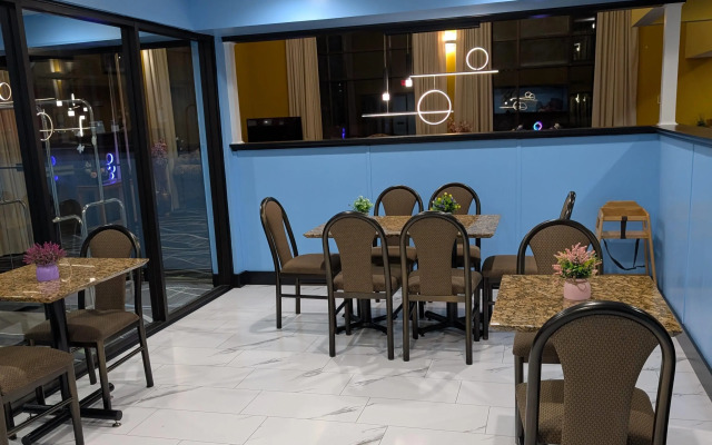 Super 8 by Wyndham Staunton