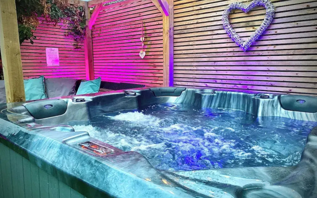 The Horncliffe Hot Tub House