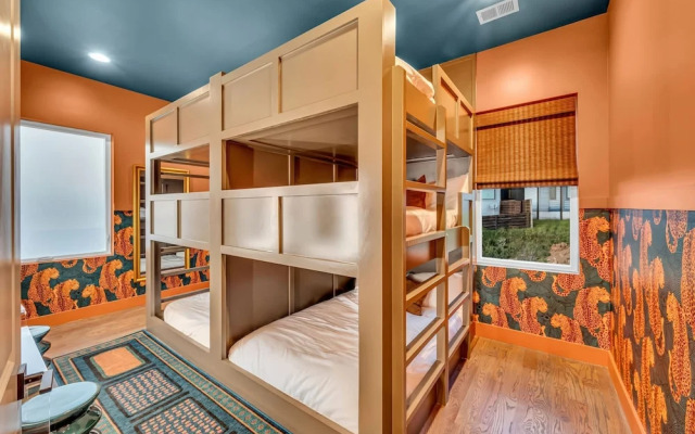 Rooftop Hot Tub City Views Disco Lounge