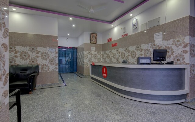 OYO 18839 Dhanraj Residency