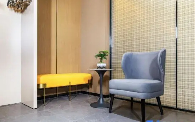 Homeinn Plus Hotel (Aksu Jiefangbei Road Airport)
