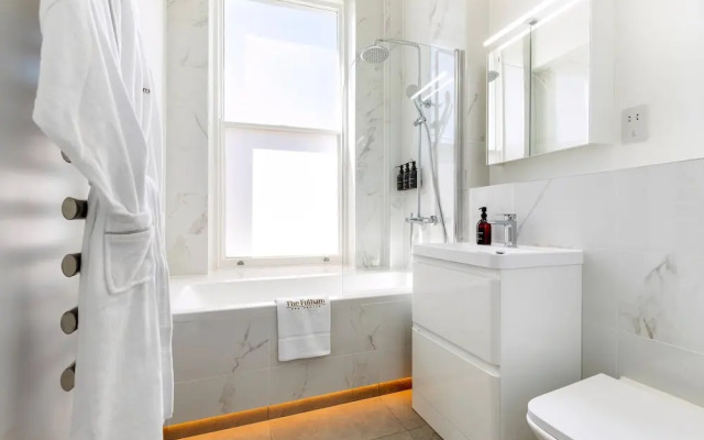 Bright & Elegant Chelsea Getaway: Private Balcony!