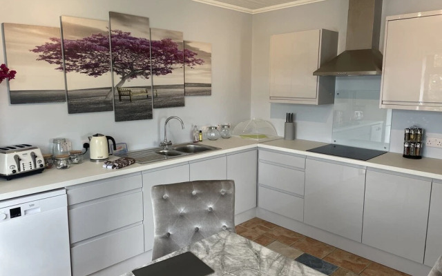 Beautiful 3-bed House in Sunny Killough Down