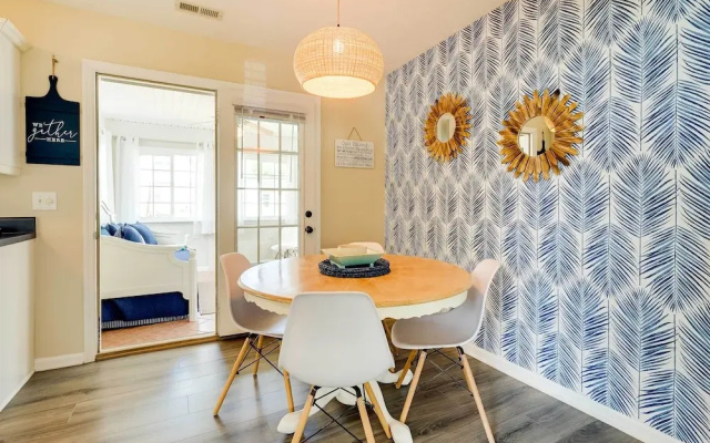 Oak Island Hideaway Hut ~ 1 Mi to Long Beach!