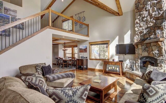 Mountain View Lodge 4 Bedroom Home by RedAwning