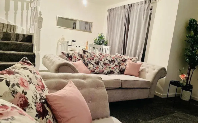 Beautiful 4 Bed Home With Free Parking