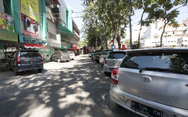 RedDoorz Plus near Tunjungan Plaza 2