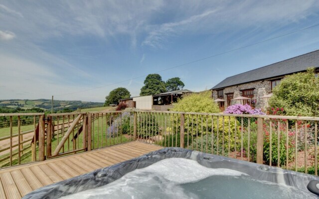 Lovely Apartment in Converted, Stone Barn Located in Tiverton