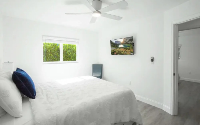 Naples Escape w/ Furnished Patio & Private Pool!