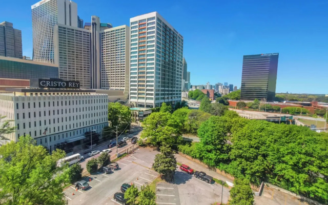 Spacious 3BR DTWN Condo with Pool
