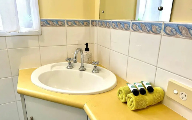 Lakeside Getaway - 4BR Jetty Wi-fi Waterfront