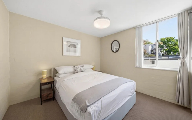 Airy & Arty 2-bed Old Kingston Foreshore – Guest Rooms – Kingston