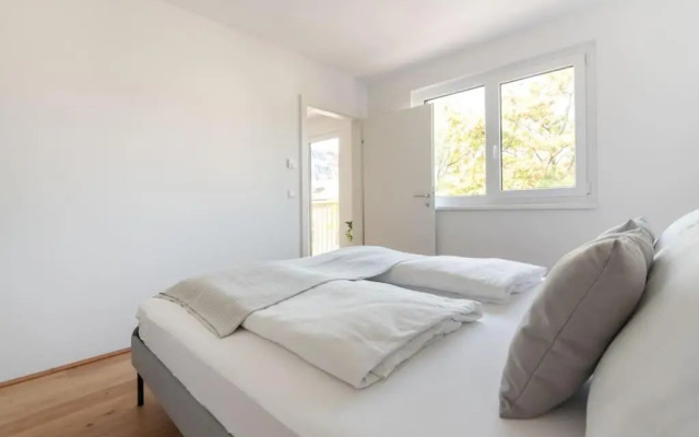 Grüne und zentrale Ruhelage im Neubau mit Balkon