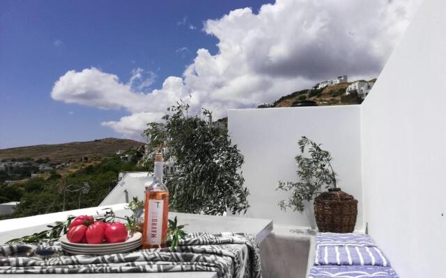 CHARMING 2BR Hilltop Serenity Suite, Lively Greek Village
