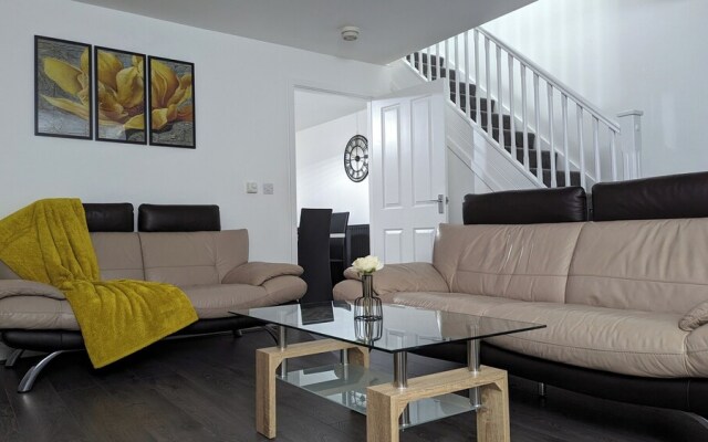 Burnley-4-bedroom House-sleeps 6-parking-clariturf