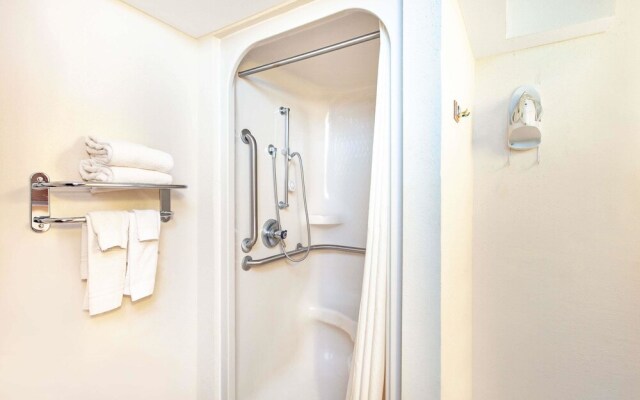 AmericInn by Wyndham Carlton