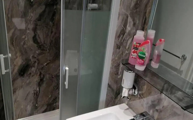 Beach Apartment - Sleeps 4, Garden & Parking