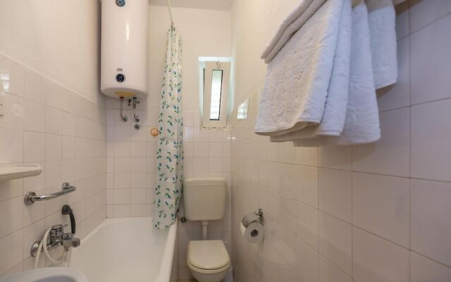 Nice Home in Makarska With Wifi and 3 Bedrooms