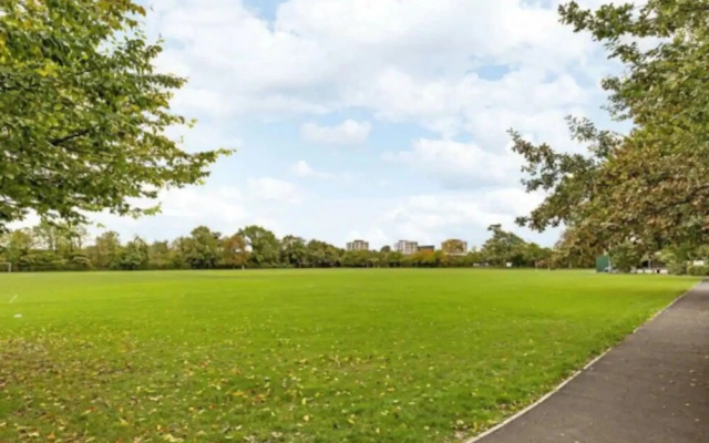Charming 2 Bedroom Home in South London With Garden