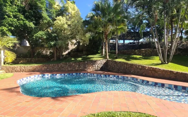 Charming 3 Bedroom Guesthouse - 2300