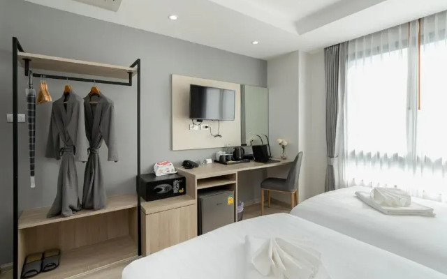 The Riski Hotel at Bangphlat Station