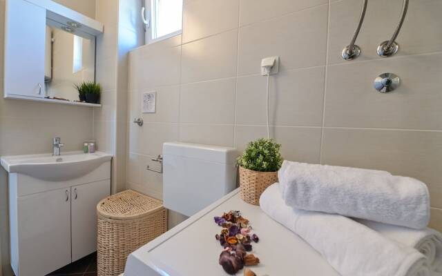 Sunny apartment with a Private Pool