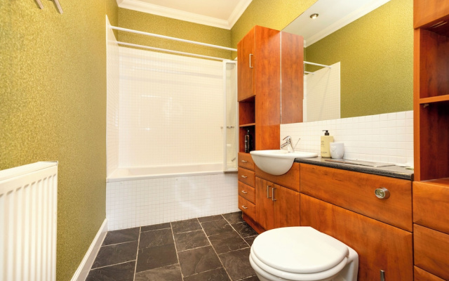 Stylish Southside Flat Near Old Town